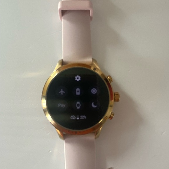 MICHAEL KORS Access Gen 4 Runway Smartwatch (GOLD)
w/ Additional Silicone Band - Picture 12 of 16